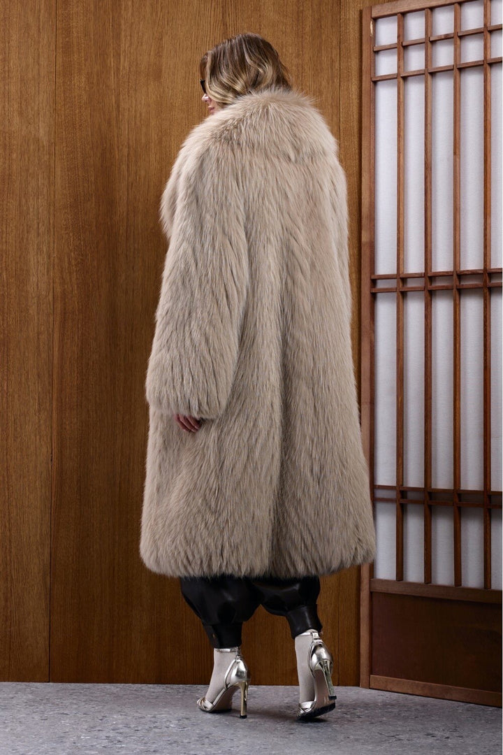 𝐋𝐈𝐌𝐈𝐓𝐄𝐃 𝐄𝐃𝐈𝐓𝐈𝐎𝐍 Milana Fox Fur Coat